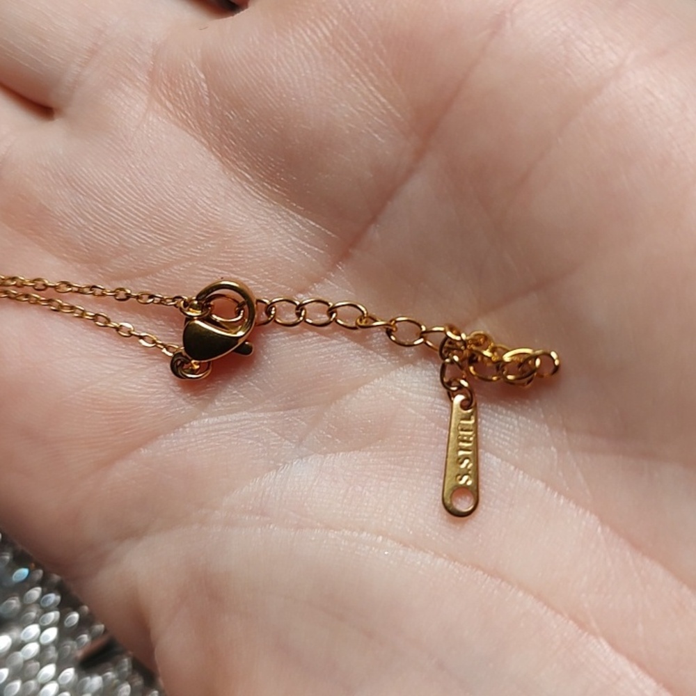 🍀 Gold Pendant Necklace - Picture 3 of 3